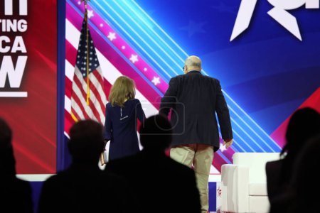 Foto de Mark Levin y Julie Strauss Levin en CPAC Covention Protecting America Now in Maryland. 04 de marzo de 2023, Maryland, Estados Unidos: Mark Levin y Julie Strauss Levin en la convención CPAC Protecting America Now - Imagen libre de derechos