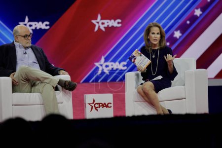 Foto de Mark Levin y Julie Strauss Levin en CPAC Covention Protecting America Now in Maryland. 04 de marzo de 2023, Maryland, Estados Unidos: Mark Levin y Julie Strauss Levin en la convención CPAC Protecting America Now - Imagen libre de derechos