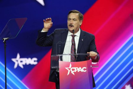 Téléchargez les photos : Mike Lindell at CPAC Covention Protecting America Now in Maryland. March 04, 2023, Maryland, USA: Mike Lindell, CEO of MyPillow at the CPAC convention  Protecting America Now which is taking place at Gaylord National - en image libre de droit