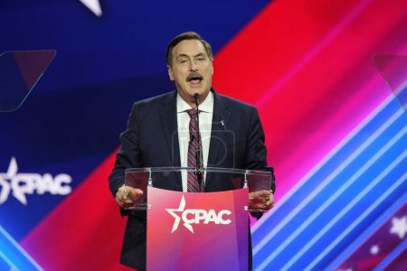 Foto de Mike Lindell at CPAC Covention Protecting America Now in Maryland. March 04, 2023, Maryland, USA: Mike Lindell, CEO of MyPillow at the CPAC convention  Protecting America Now which is taking place at Gaylord National - Imagen libre de derechos