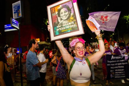 Foto de Protesta en el Día Internacional de la Mujer en Río de Janeiro. 08 de marzo de 2023, Río de Janeiro, Brasil: Río de Janeiro celebra su primera protesta unificada el 8 de marzo después de manifestaciones descentralizadas durante la pandemia. - Imagen libre de derechos
