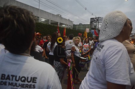 Foto de Manifestación el día de la mujer en Natal. 08 de marzo de 2023, Natal, Rio Grande Do Norte, Brasil: Marcha del Día Internacional de la Mujer en Natal RN, en el barrio Lagoa Nova, el miércoles (08) - Imagen libre de derechos