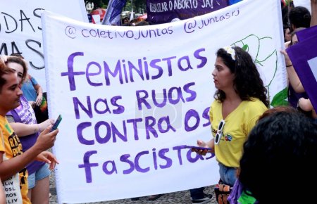 Foto de Manifestación en el Día de la Mujer en Río de Janeiro. 08 de marzo de 2023, Río de Janeiro, Brasil: Una Manifestación tuvo lugar en el Día Internacional de la Mujer en Canseira, Río de Janeiro, el miércoles 8 de marzo de 2023 - Imagen libre de derechos