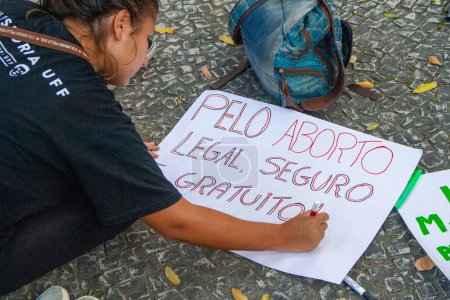 Foto de Protesta en el Día Internacional de la Mujer en Río de Janeiro. 08 de marzo de 2023, Río de Janeiro, Brasil: Río de Janeiro celebra su primera protesta unificada el 8 de marzo después de manifestaciones descentralizadas durante la pandemia. - Imagen libre de derechos