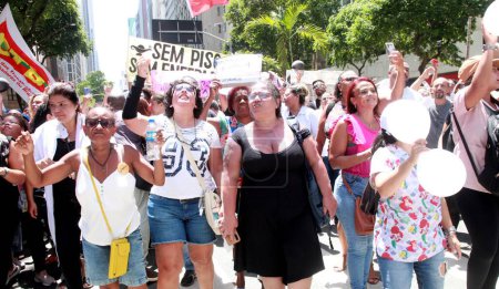 Foto de Manifestación de enfermeras, técnicos y auxiliares de enfermería en el Estado de Río de Janeiro. 10 de marzo de 2023. Río de Janeiro, Brasil: Protesta en las calles del centro de la ciudad de Río de Janeiro, este viernes (10) - Imagen libre de derechos
