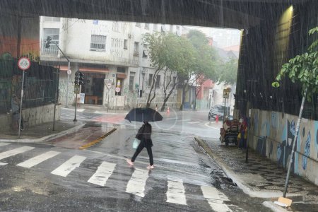 Foto de Fuertes lluvias con inundaciones azotan Sao Paulo. 10 de marzo de 2023, Sao Paulo, Brasil: Una fuerte lluvia golpea Sao Paulo causando inundaciones alrededor del barrio de Bela Vista, en las calles Humaita x Rua Jaceguai que afectan el flujo de tráfico - Imagen libre de derechos