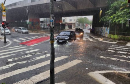 Foto de Fuertes lluvias con inundaciones azotan Sao Paulo. 10 de marzo de 2023, Sao Paulo, Brasil: Una fuerte lluvia golpea Sao Paulo causando inundaciones alrededor del barrio de Bela Vista, en las calles Humaita x Rua Jaceguai que afectan el flujo de tráfico - Imagen libre de derechos