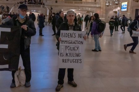 Téléchargez les photos : Manifestation pro-immigration à la gare Grand Central. 09 mars 2023, New York, New York, USA : Des manifestants tenant des pancartes et des banderoles se tiennent silencieusement au centre du Grand Central Terminal à Manhattan pour protester en faveur des demandeurs d'asile - en image libre de droit