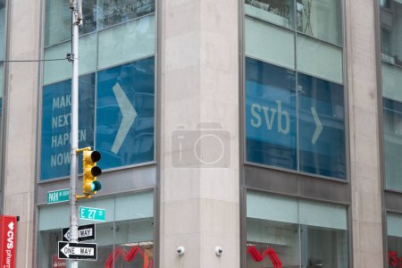 Foto de (NUEVO) Silicon Valley Bank colapsa después de no reunir capital. 12 de marzo de 2023, Nueva York, Nueva York, Estados Unidos: El Silicon Valley Bank 's, una subsidiaria de SVB Financial Group, que fue cerrada por las autoridades estadounidenses el viernes - Imagen libre de derechos