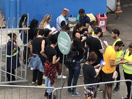 Téléchargez les photos : Les fans font la queue pour voir Paramore Band à Sao Paulo. 11 mars 2023, Sao Paulo, Brésil : Les fans s'apprêtent à voir le groupe américain PARAMORE Show à Sao Paulo avec plus de 18 000 billets vendus - en image libre de droit