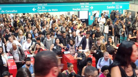 Foto de Movimiento pesado de pasajeros en el metro de Vila Olimpia. 13 de marzo de 2023, Sao Paulo, Brasil: Gran movimiento de pasajeros en la estación Esmeralda de la línea 9 del metro de Vila Olimpia debido a las fuertes lluvias que azotaron la ciudad - Imagen libre de derechos