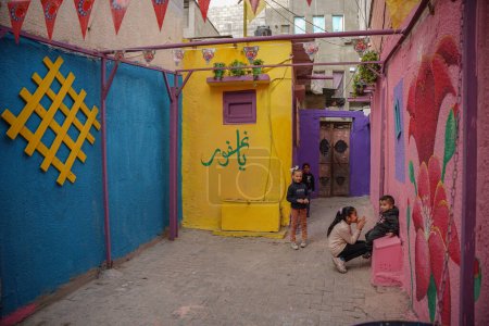 Photo pour La ruelle colorée se prépare à accueillir le mois sacré du Ramadan. 13 mars 2023, Gaza, Palestine : Les habitants du quartier coloré d'Al-Zaytoun, à l'est de la bande de Gaza, décorent le quartier - image libre de droit