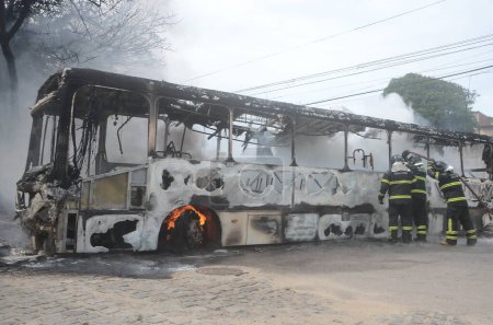 Photo for Violent Attacks by Criminals in Natal. March 14, 2023, Natal, Rio Grande do Norte, Brazil: Criminals set fire to a public transport bus in Natal, Rio Grande do Norte on Tuesday (14) apart from several other attacks. - Royalty Free Image
