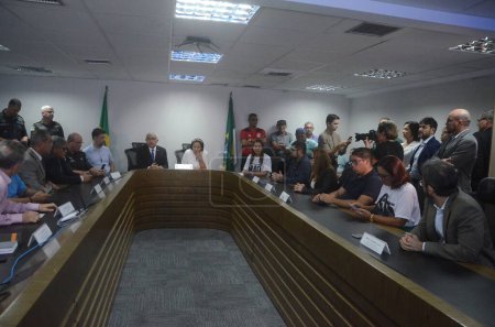 Photo for Governor Bezerra meets with Public Safety Teams as confusion increases in Natal. March 15, 2023, Natal, Rio Grande do Norte, Brazil: Protest on BR 101 ends in Confusion, as Governor Fatima Bezerra meets with Public Safety teams - Royalty Free Image