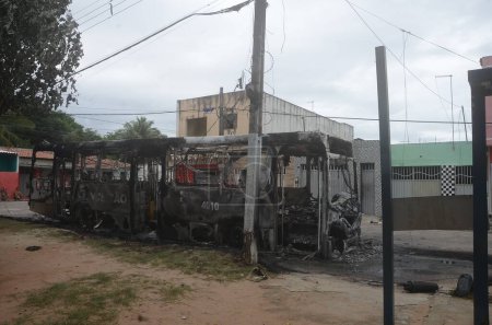 Photo for Organized Criminal Attacks in Natal. March 16, 2023, Natal, Rio Grande do Norte, Brazil: A bus is set on fire in the city of Natal, in Rio Grande do Norte, on Thursday (16) and with the growing number of cities with criminal attacks - Royalty Free Image