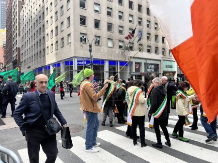 Foto de 2023 Desfile de San Patricio en Nueva York. 17 de marzo de 2023, Nueva York, Estados Unidos: El desfile del Día de San Patricio de 2023 tuvo lugar en la 5ª Avenida desde East 44th Street en Midtown hasta East 79th desde las 11am con cerca de 150,000 vestidos de verde. - Imagen libre de derechos
