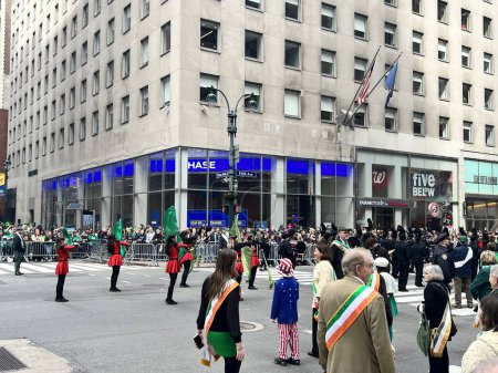 Foto de 2023 Desfile de San Patricio en Nueva York. 17 de marzo de 2023, Nueva York, Estados Unidos: El desfile del Día de San Patricio de 2023 tuvo lugar en la 5ª Avenida desde East 44th Street en Midtown hasta East 79th desde las 11am con cerca de 150,000 vestidos de verde. - Imagen libre de derechos