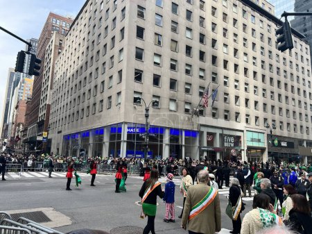 Téléchargez les photos : 2023 Défilé de la St Patricks Day à New York. 17 mars 2023, New York, USA : Le défilé de la Saint Patricks Day 2023 a eu lieu sur la 5ème Avenue de East 44th Street à Midtown à East 79th de 11h avec environ 150.000 habillés en vert - en image libre de droit