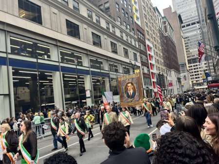 Téléchargez les photos : 2023 Défilé de la St Patricks Day à New York. 17 mars 2023, New York, USA : Le défilé de la Saint Patricks Day 2023 a eu lieu sur la 5ème Avenue de East 44th Street à Midtown à East 79th de 11h avec environ 150.000 habillés en vert - en image libre de droit