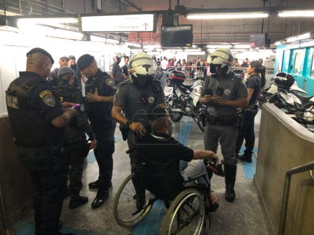 Foto de Robo y tiroteo en Sao Paulo. 17 de marzo de 2023, Sao Paulo, Brasil: Un policía de Rota intentó intervenir en un robo callejero en la estación de metro Luz y fue baleado por bandidos que huyeron al Metro. - Imagen libre de derechos
