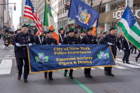 Foto de Desfile del Día de San Patricio en la ciudad de Nueva York. 17 de marzo de 2023, Nueva York, Nueva York, Estados Unidos: Miembros del Departamento de Policía de la Ciudad de Nueva York Emerald Society Pipes Drums marchan en el desfile del Día de San Patricio a lo largo de la Quinta Avenida - Imagen libre de derechos