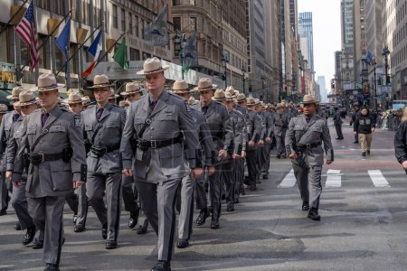 Téléchargez les photos : Parade de la Saint-Patrick à New York. 17 mars 2023, New York, New York, États-Unis : Des membres de la police de l'État de New York défilent à la parade de la Saint-Patrick le long de la 5e Avenue le 17 mars 2023 à New York. - en image libre de droit