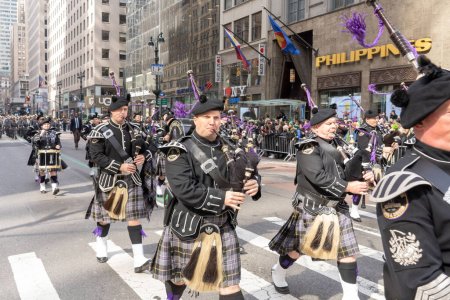 Foto de Desfile del Día de San Patricio en la ciudad de Nueva York. 17 de marzo de 2023, Nueva York, Nueva York, Estados Unidos: Miembros de las tuberías y amplificador de los soldados del estado de Nueva York; Marcha de tambores en el desfile del Día de San Patricio a lo largo de la 5ª Avenida el 17 de marzo de 2023 en la ciudad de Nueva York. - Imagen libre de derechos