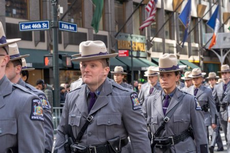 Téléchargez les photos : Parade de la Saint-Patrick à New York. 17 mars 2023, New York, New York, États-Unis : Des membres de la police de l'État de New York défilent à la parade de la Saint-Patrick le long de la 5e Avenue le 17 mars 2023 à New York. - en image libre de droit