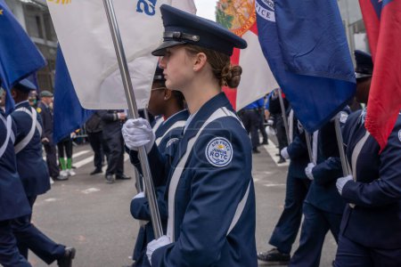 Foto de Desfile del Día de San Patricio en la ciudad de Nueva York. 17 de marzo de 2023, Nueva York, Nueva York, Estados Unidos: Miembros de la Fuerza Aérea Junior ROTC marchan en el desfile del Día de San Patricio a lo largo de la Quinta Avenida el 17 de marzo de 2023 en la ciudad de Nueva York - Imagen libre de derechos