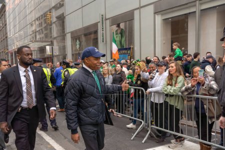 Foto de St. Patrick & # 39; s Day Parade en la ciudad de Nueva York. 17 de marzo de 2023, Nueva York, Nueva York, Estados Unidos: El alcalde de la ciudad de Nueva York Eric Adams llega al St. Patrick & # 39; s Day Parade a lo largo de la Quinta Avenida el 17 de marzo de 2023 en la ciudad de Nueva York. - Imagen libre de derechos