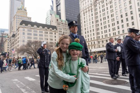 Foto de Desfile del Día de San Patricio en la ciudad de Nueva York. 17 de marzo de 2023, Nueva York, Nueva York, Estados Unidos: Hijos de miembros del FDNY marchan en el desfile del Día de San Patricio a lo largo de la Quinta Avenida el 17 de marzo de 2023 en la ciudad de Nueva York. - Imagen libre de derechos