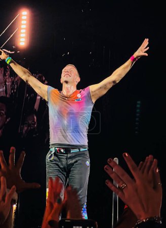 Téléchargez les photos : Coldplay a joué en direct au stade Morumbi à Sao Paulo. 17 mars 2023, Sao Paulo, Brésil : Le concert du groupe Coldplay, au stade Morumbi à Sao Paulo, le vendredi 17 mars 2023 avec la présence de nombreux fans et mélomanes. - en image libre de droit