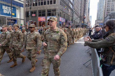 Foto de Desfile del Día de San Patricio en la ciudad de Nueva York. 17 de marzo de 2023, Nueva York, Nueva York, Estados Unidos: Miembros del Sexagésimo Noveno Regimiento (The Fighting 69th) marchan en el desfile del Día de San Patricio a lo largo de la Quinta Avenida el 17 de marzo de 2023 - Imagen libre de derechos