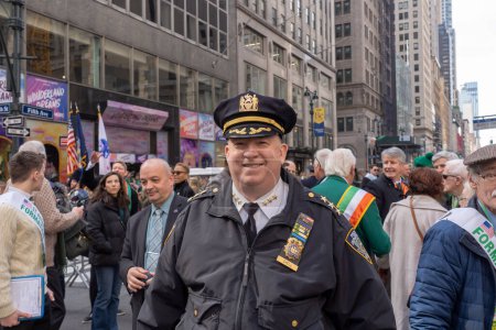 Foto de Desfile del Día de San Patricio en la ciudad de Nueva York. 17 de marzo de 2023, Nueva York, Nueva York, Estados Unidos: El jefe de patrulla del Departamento de Policía de Nueva York, John Chell, participa en el desfile del Día de San Patricio a lo largo de la 5ª Avenida el 17 de marzo de 2023 en la ciudad de Nueva York. - Imagen libre de derechos