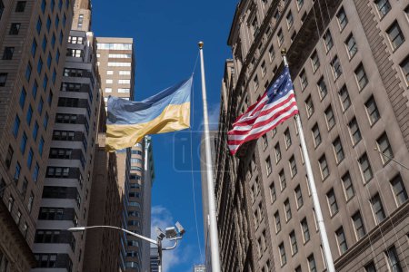 Foto de Ceremonia de izamiento de Bandera Ucraniana. 19 de marzo de 2023, Nueva York, Nueva York, Estados Unidos: La bandera ucraniana se levanta para ondear junto a las estrellas y rayas en una ceremonia de izado de la bandera ucraniana para mostrar solidaridad con el pueblo ucraniano - Imagen libre de derechos