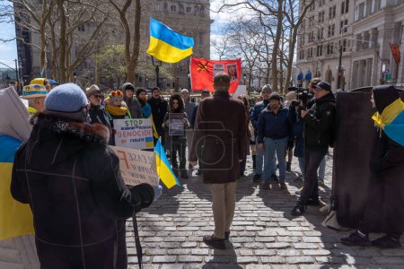 Téléchargez les photos : Cérémonie de levée de drapeau ukrainien. 19 mars 2023, New York, New York, États-Unis : Le militant Arthur Zgurov prend la parole lors d'une cérémonie de levée de drapeau ukrainien pour manifester sa solidarité avec le peuple ukrainien au parc historique Bowling Green dans le Lower Manhattan - en image libre de droit