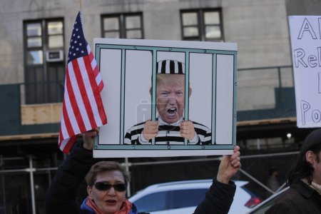 Téléchargez les photos : Possibilité que Donald Trump soit inculpé de sitôt à New York. 21 mars 2023, New York, États-Unis : Un fort mouvement de corps de presse au palais de justice pénal de Manhattan comme on s'y attend de l'ancien président américain, Donald J. Trump - en image libre de droit