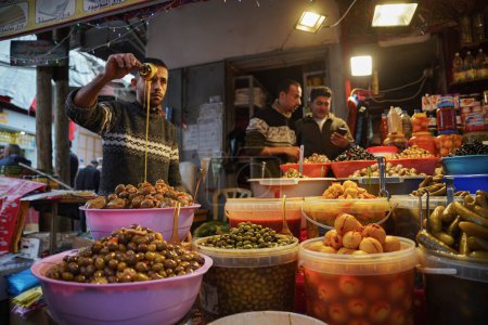Foto de (INT) Los palestinos compran y se preparan para recibir el mes de Ramadán. 21 de marzo de 2023, Gaza, Palestina: Los palestinos van a los mercados para comprar suministros para el mes de Ramadán, como suministros para decorar casas y comprar alimentos. - Imagen libre de derechos