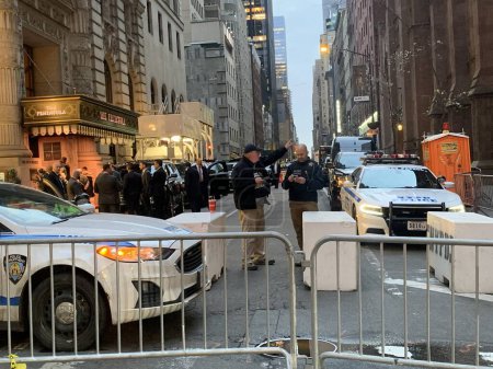 Photo for The arrival of Foreign Dignitaries at The Peninsula Hotel in NYC. March 22, 2023, New York, USA:The arrival of Foreign Dignitaries at The Peninsula Hotel on 5th Avenue in New York has drawn many NYPD and Secret Service officers - Royalty Free Image