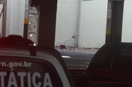 Foto de Amenaza de bombas en Natal. 23 de marzo de 2023, Natal, Rio Grande do Norte, Brasil: Bope recoge una supuesta bomba en la base del puente Newton Navarro en Natal, dos objetos que parecen ser bombas fueron tomados para su análisis y experiencia. - Imagen libre de derechos
