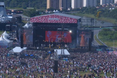 Téléchargez les photos : Lollapalooza 2023 Spectacle musical au Brésil. 24 mars 2023, Sao Paulo, Brésil : Forte circulation des personnes lors de l'ouverture de Lollapalooza 2023 sur le circuit de l'autodrome d'Interlagos, Sao Paulo, Brésil - en image libre de droit