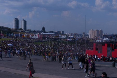 Foto de Lollapalooza 2023 Espectáculo musical en Brasil. 24 de marzo de 2023, Sao Paulo, Brasil: Gran movimiento de personas durante la apertura de Lollapalooza 2023 en el circuito del autódromo de Interlagos, Sao Paulo, Brasil - Imagen libre de derechos