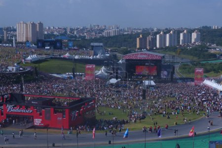 Téléchargez les photos : Lollapalooza 2023 Spectacle musical au Brésil. 24 mars 2023, Sao Paulo, Brésil : Forte circulation des personnes lors de l'ouverture de Lollapalooza 2023 sur le circuit de l'autodrome d'Interlagos, Sao Paulo, Brésil - en image libre de droit
