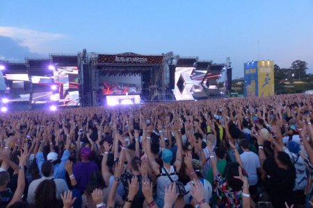 Foto de DJ Pedro Sampaio realiza en Lollapalooza 2023 Musical Show en Brasil. 24 de marzo de 2023, Sao Paulo, Brasil: DJ Pedro Sampaio actúa en el escenario de Perry en Lollapalooza 2023 en Sao Paulo, Brasil, el viernes (24). - Imagen libre de derechos