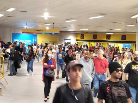 Photo for Sao Paulo Subway Strike causes crowded platforms. March 24, 2023, Sao Paulo, Brazil: Heavy movement of passengers at Luz Amarela and Azul subway stations with CPTM due to subway strike in Sao Paulo city affecting the transportation system - Royalty Free Image
