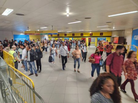 Photo for Sao Paulo Subway Strike causes crowded platforms. March 24, 2023, Sao Paulo, Brazil: Heavy movement of passengers at Luz Amarela and Azul subway stations with CPTM due to subway strike in Sao Paulo city affecting the transportation system - Royalty Free Image