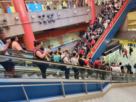 Foto de La huelga del metro de Sao Paulo causa aglomeración de plataformas. 24 de marzo de 2023, Sao Paulo, Brasil: Un fuerte movimiento de pasajeros en las estaciones de metro Luz Amarela y Azul con CPTM debido a la huelga del metro en la ciudad de Sao Paulo que afecta el sistema de transporte - Imagen libre de derechos