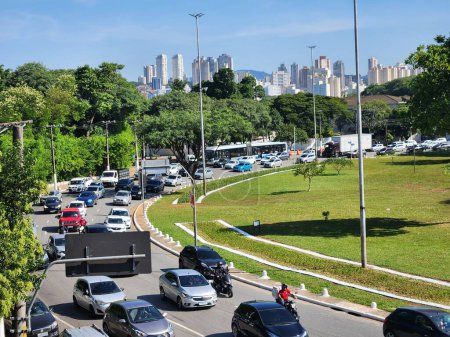 Téléchargez les photos : Course de Formule E et embouteillage. 24 mars 2023, Sao Paulo, Brésil : Intense circulation des véhicules à Praca Campo de Bagatelle en raison de l'interdiction des rues environnantes où la course de Formule E aura lieu vendredi (24). - en image libre de droit