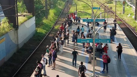 Foto de La huelga del metro de Sao Paulo causa aglomeración de plataformas. 24 de marzo de 2023, Sao Paulo, Brasil: Un fuerte movimiento de pasajeros en la estación de tren de Santo Amaro debido a la huelga del metro en la ciudad de Sao Paulo que afecta el sistema de transporte y causa una plataforma abarrotada - Imagen libre de derechos