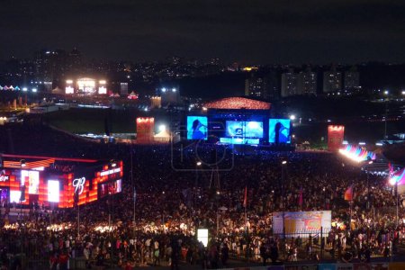 Foto de Rise realiza en Lollapalooza 2023 Musical Show en Brasil. 24 de marzo de 2023, Sao Paulo, Brasil: Una banda canadiense "Rise" actuó en vivo en el escenario de Adidas en la 10ª edición de Lollapalooza 2023 en Sao Paulo, Brasil, el viernes (24) - Imagen libre de derechos